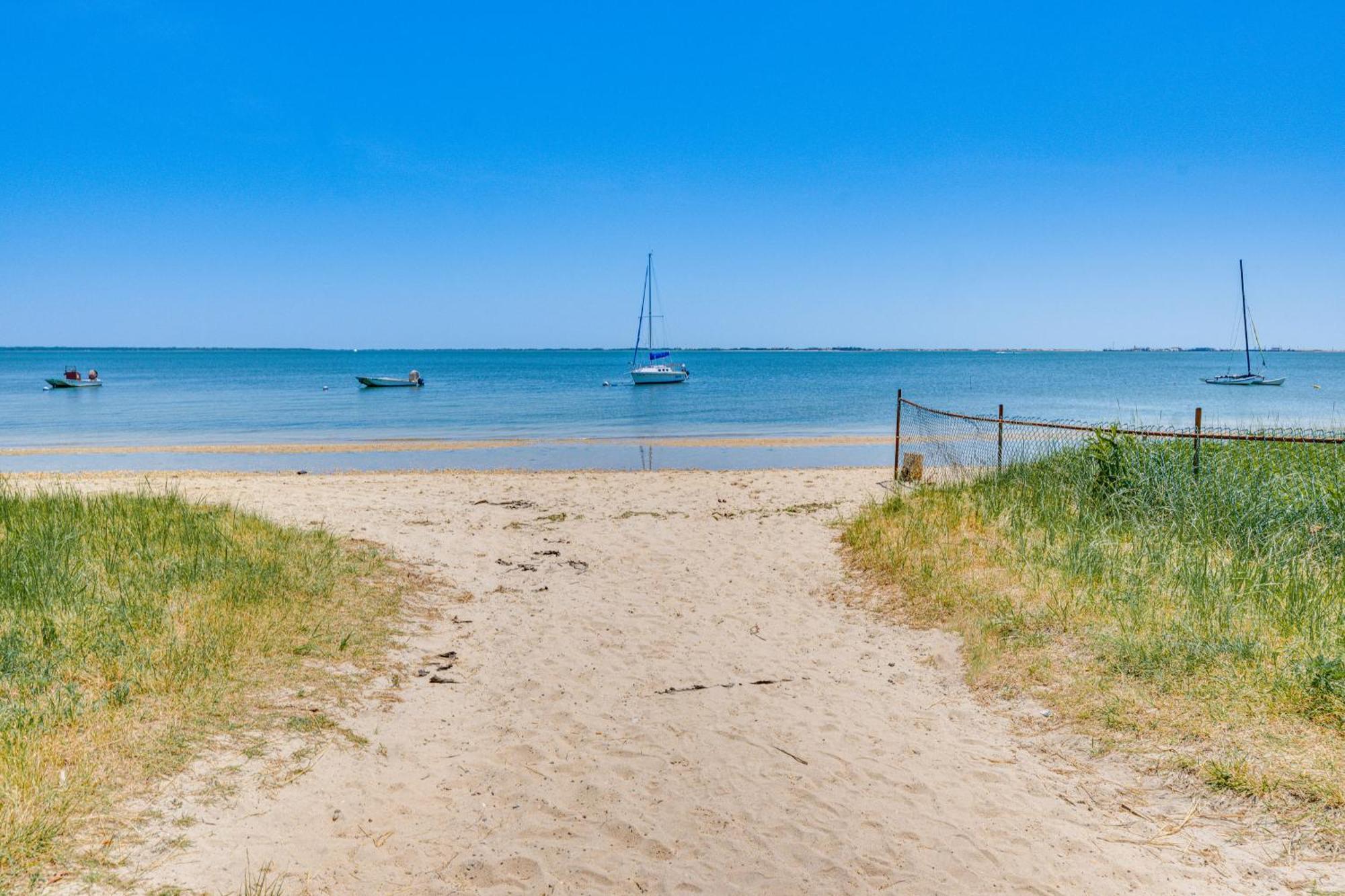 Distinctive Hamptons Home With Pool Near Bay, Ocean Hampton Bays Bagian luar foto