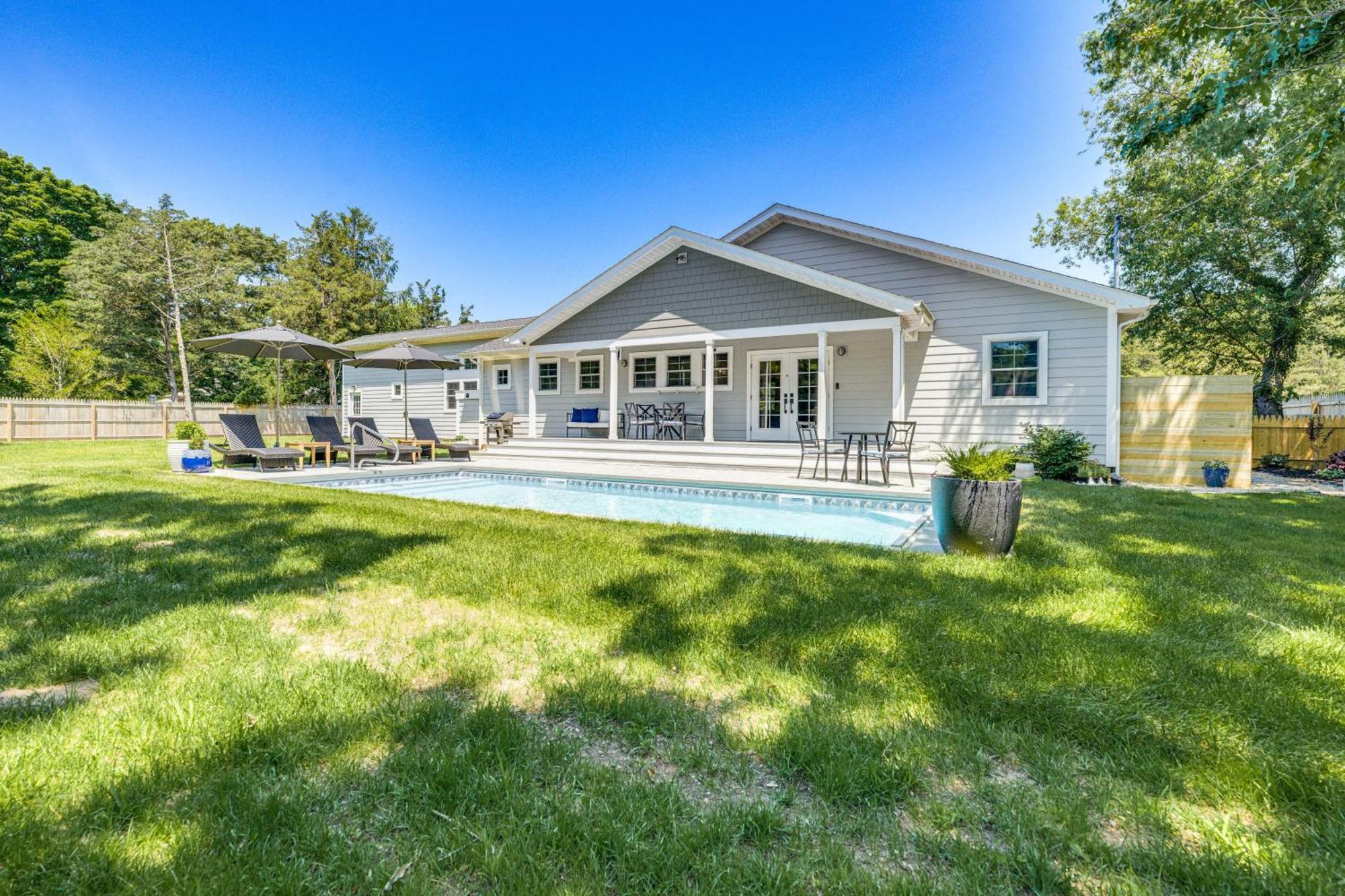 Distinctive Hamptons Home With Pool Near Bay, Ocean Hampton Bays Bagian luar foto