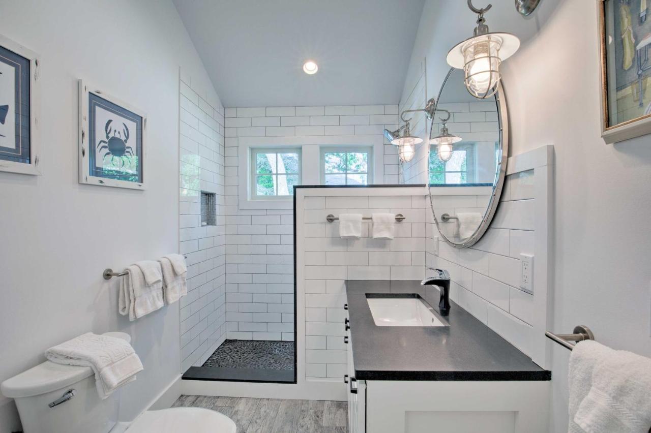 Distinctive Hamptons Home With Pool Near Bay, Ocean Hampton Bays Bagian luar foto